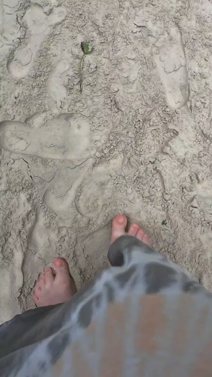 Video laden: Person zeigt, wie Painbreaker-Einlagen in Schuhe gelegt und getragen werden – spürbare Erleichterung beim Gehen, Fokus auf Füße und Haltung.